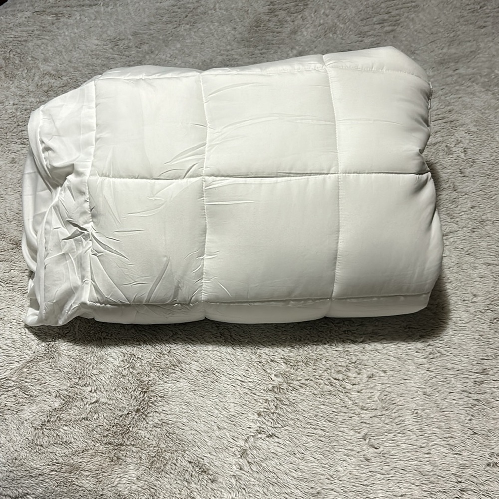 NWOT Twin/Single quilted mattress topper